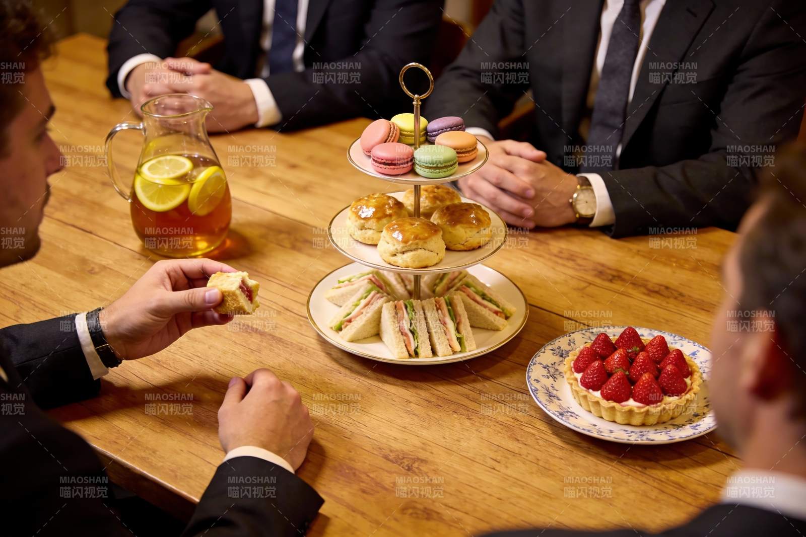 商务人士下午茶聚餐场景图片