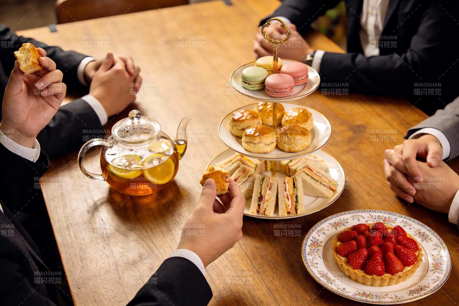 商务人士下午茶聚会图片