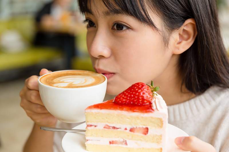 女子咖啡甜点享用时光图片