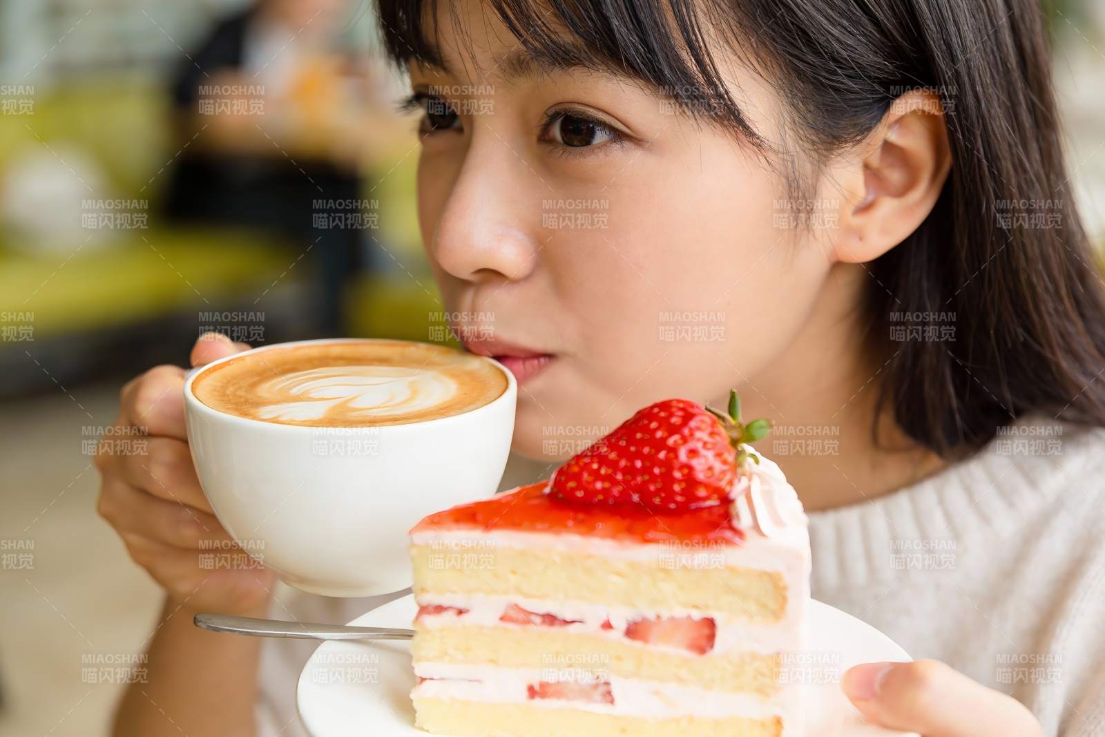 女子咖啡甜点享用时光图片