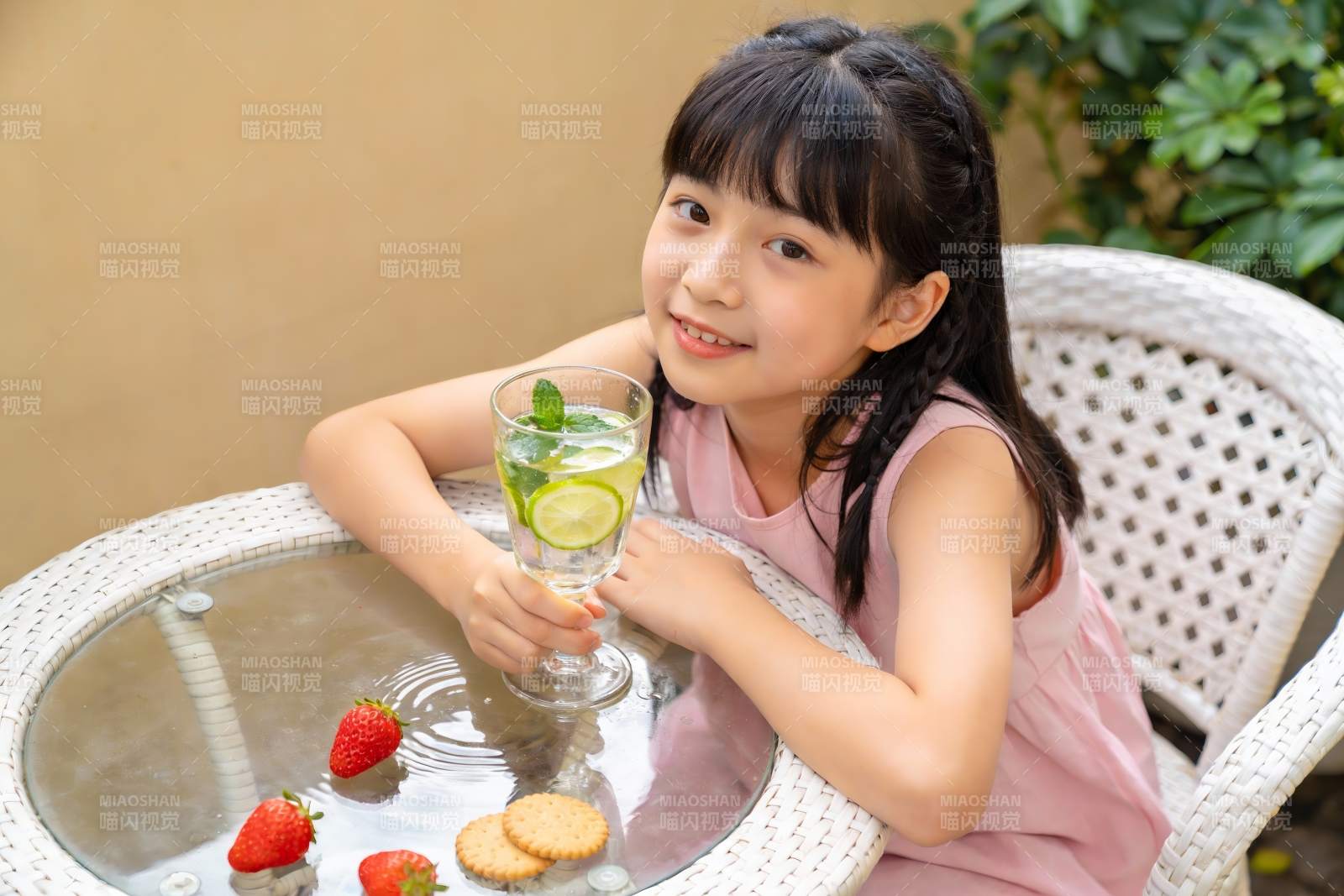 小女孩户外享用柠檬饮品图片