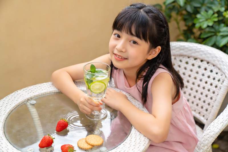 小女孩户外享用柠檬饮品图片