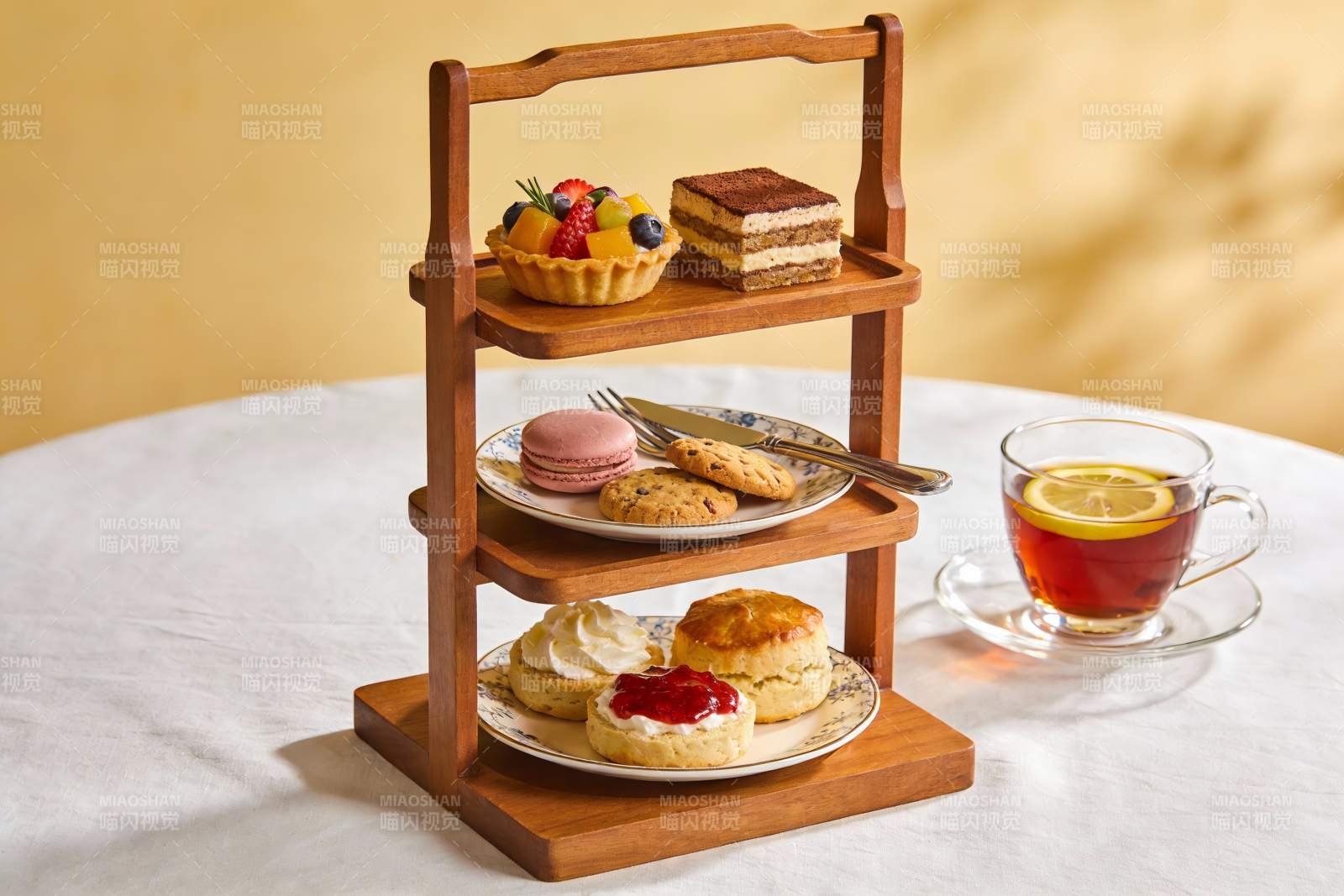 三层木质点心架配下午茶图片