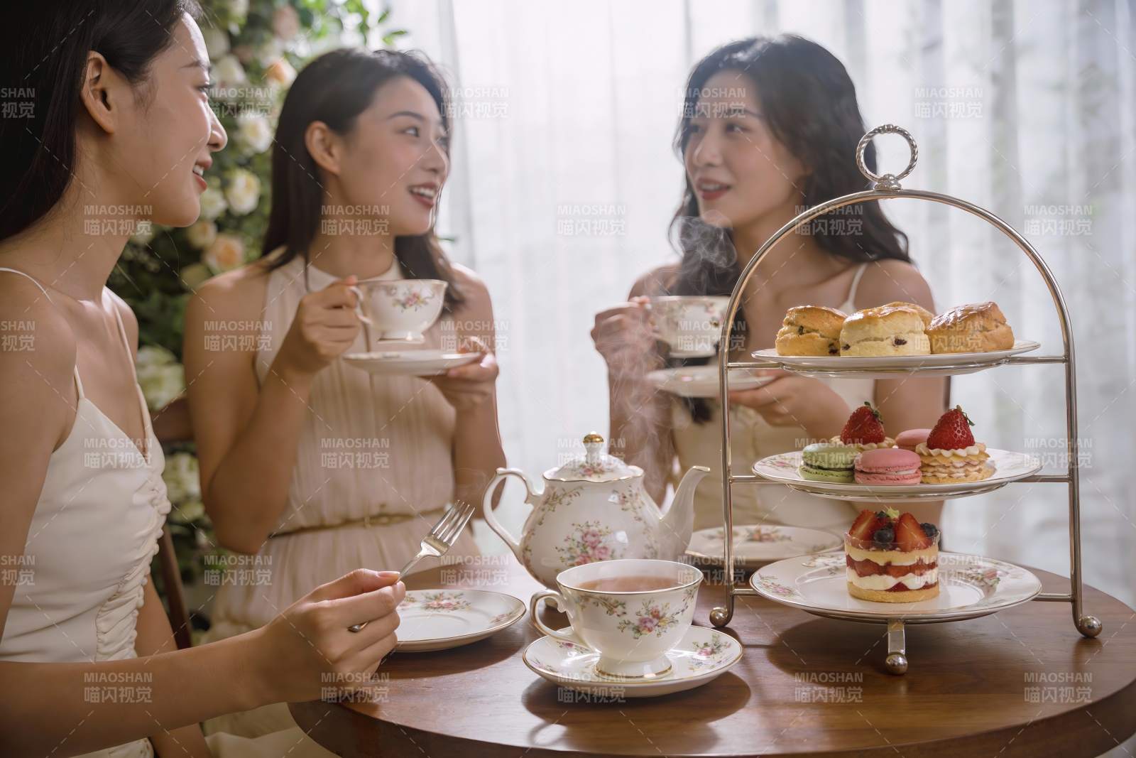 三位女士下午茶聚会温馨场景图片