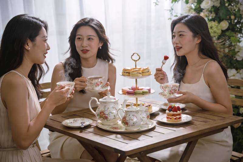 三位女士优雅下午茶聚会图片