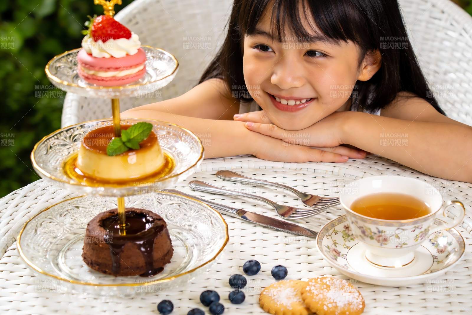 小女孩与精致下午茶点心图片