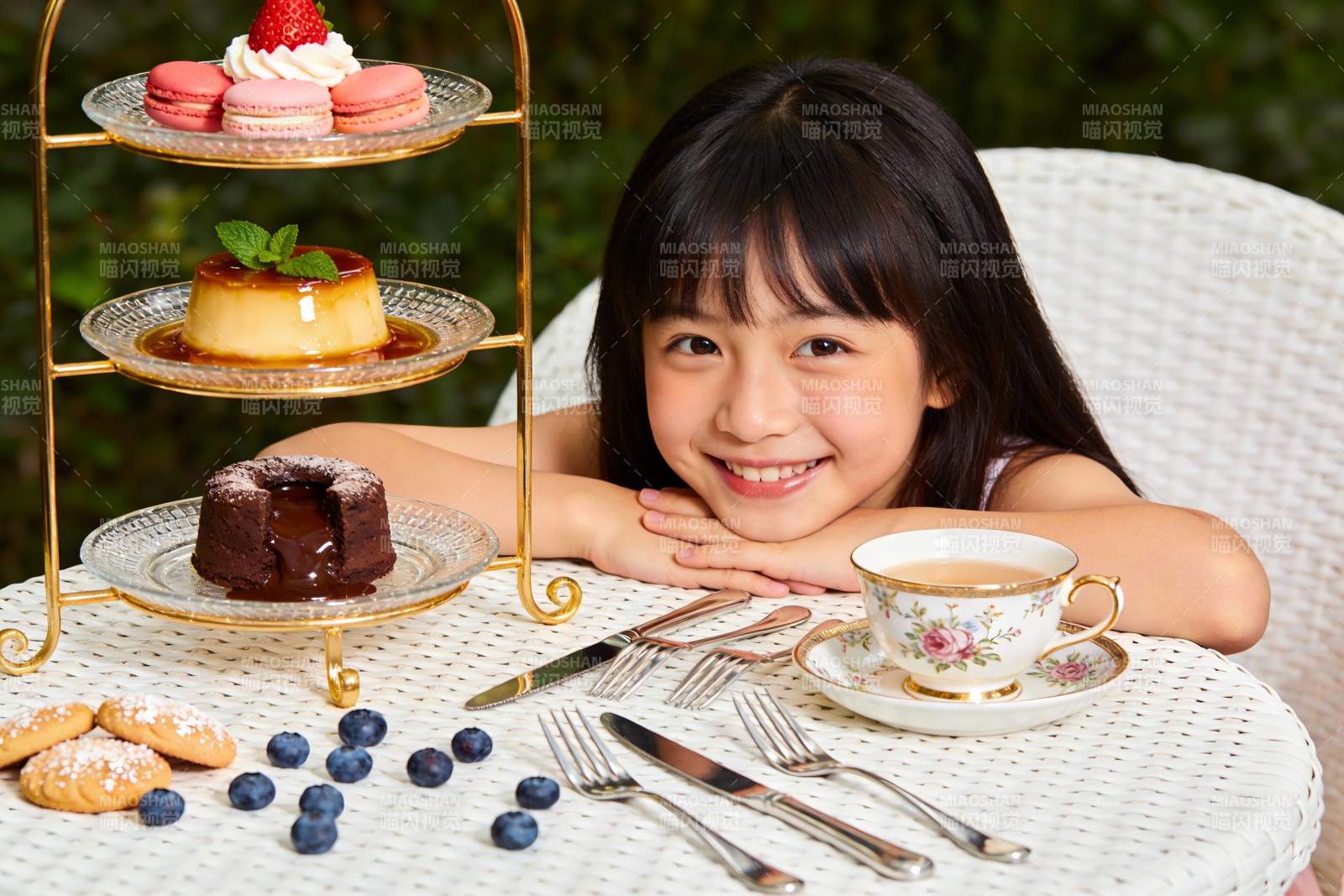 小女孩与下午茶点心合影图片