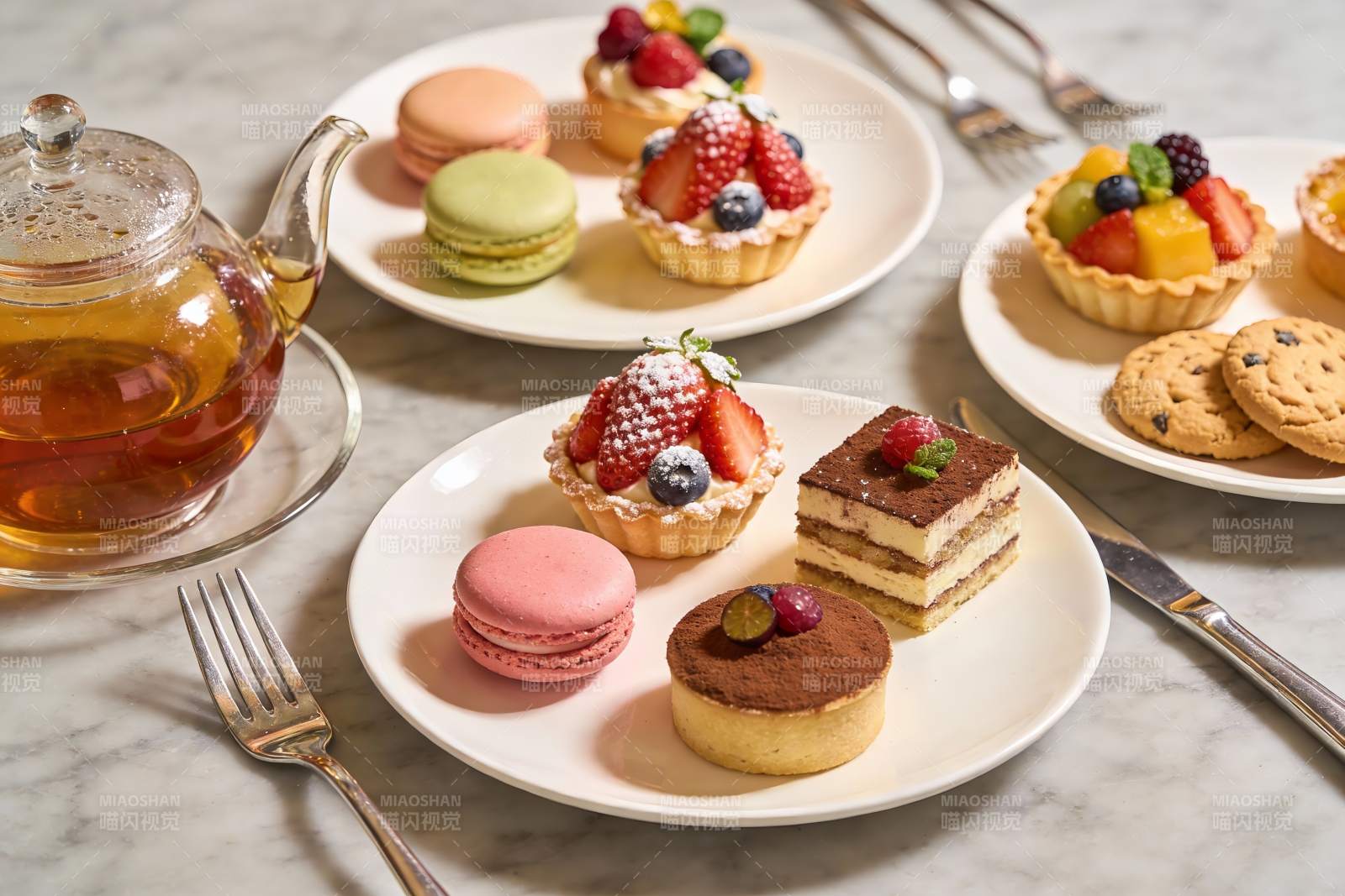 精致下午茶甜点与茶具摆盘图片
