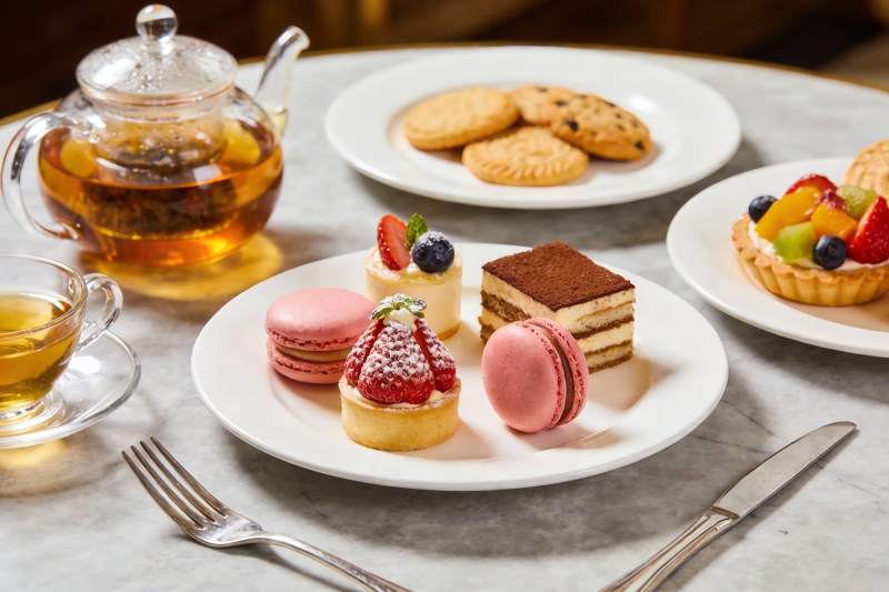 精致下午茶甜点与茶具摆盘图片