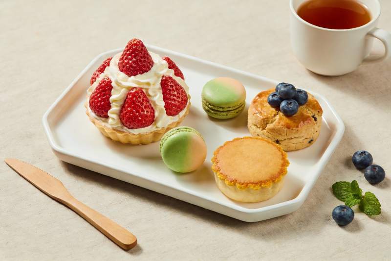 精致甜点与茶饮摆盘图片