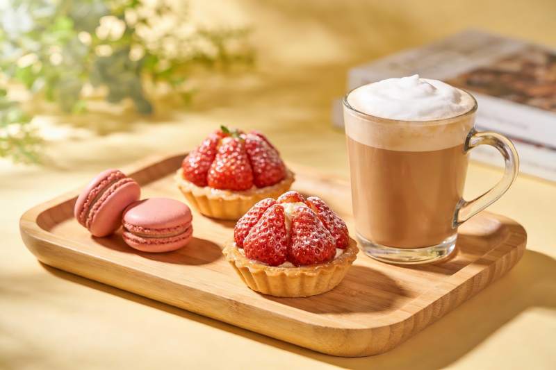 草莓甜点与咖啡的温馨午后图片