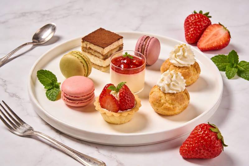 精致甜点拼盘摆拍图片