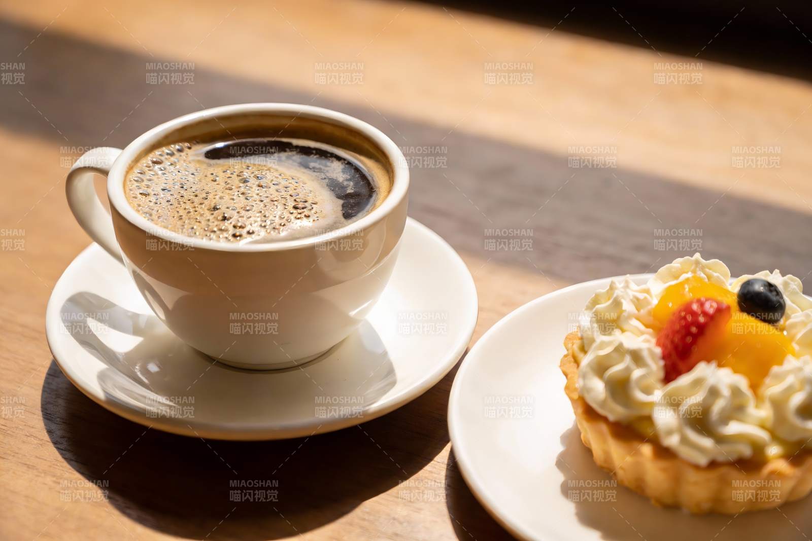 咖啡与水果挞的惬意时光图片
