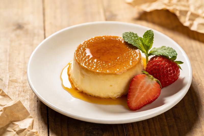 焦糖布丁配草莓图片