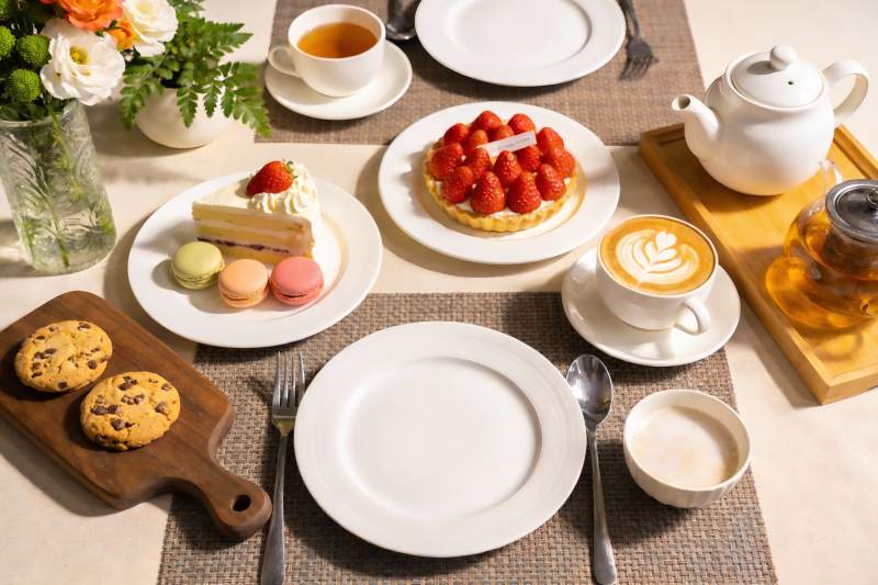 精致下午茶甜点与饮品摆盘图片