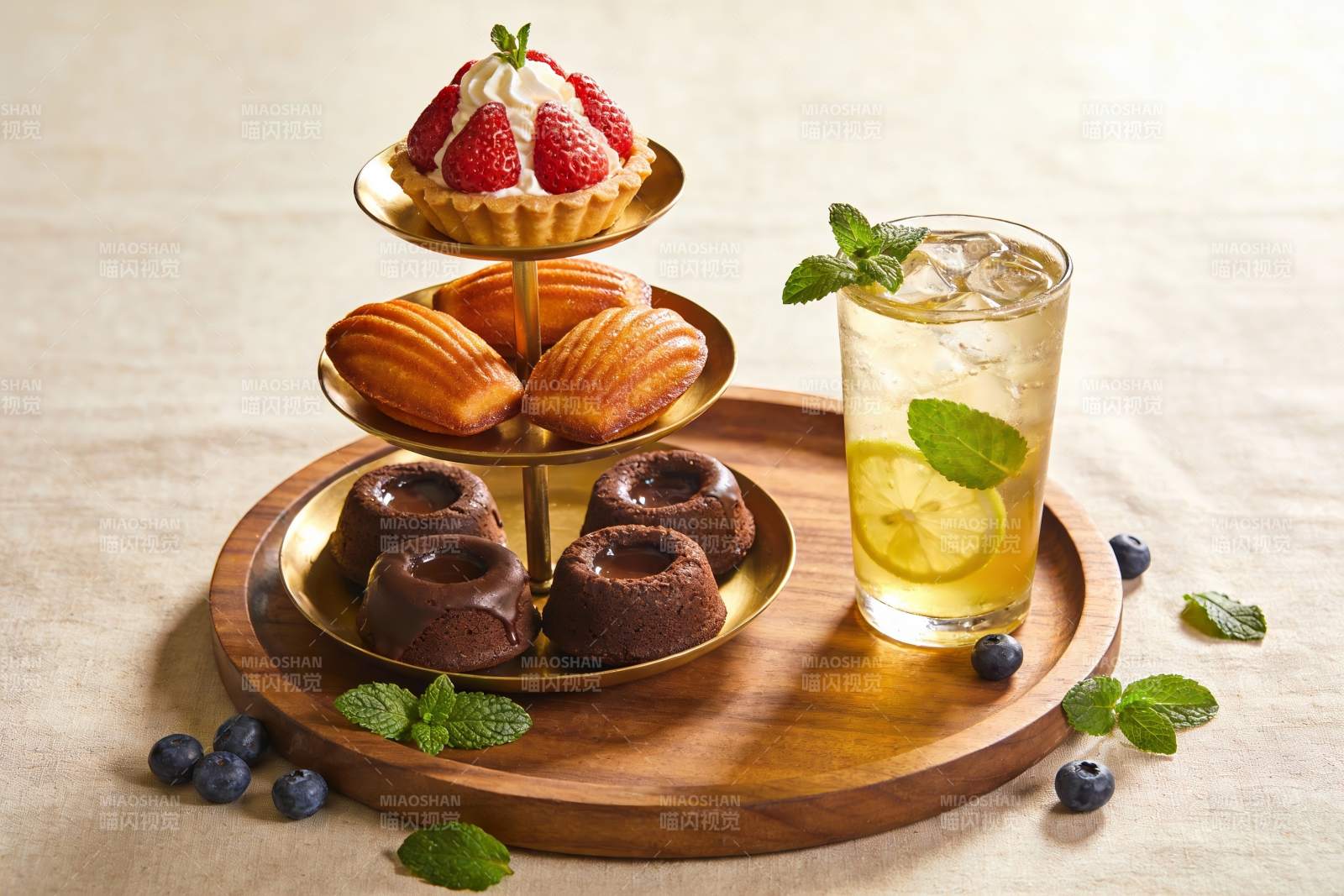 三层甜点与柠檬饮品图片