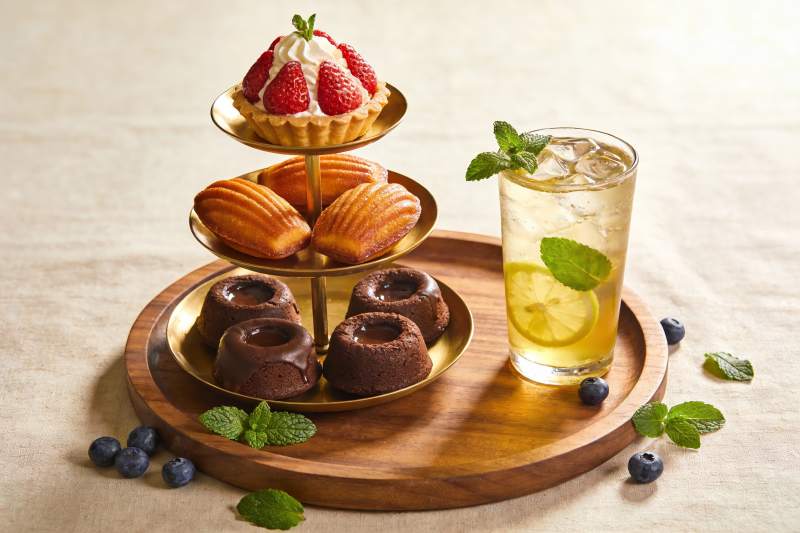 三层甜点与柠檬饮品图片