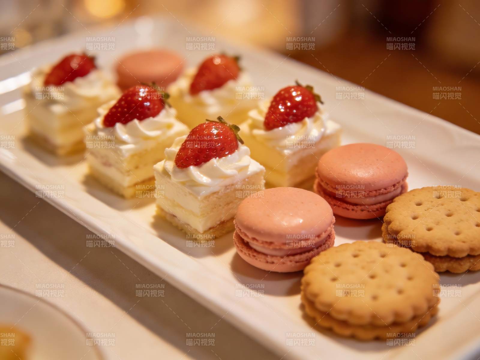 精致甜点拼盘草莓蛋糕与马卡龙图片
