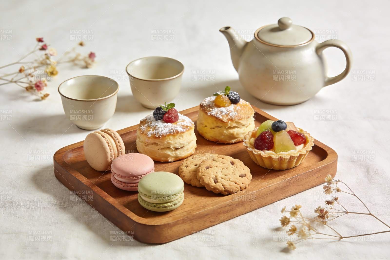 精致下午茶点心与茶具摆拍图片