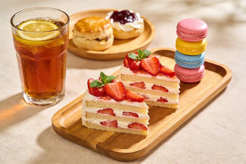 草莓蛋糕与饮品精美摆盘图片