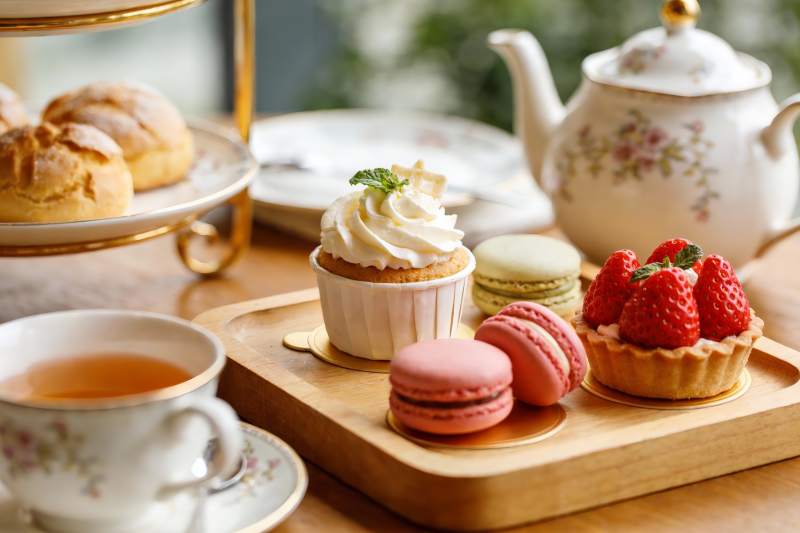 精致下午茶甜点与茶具图片