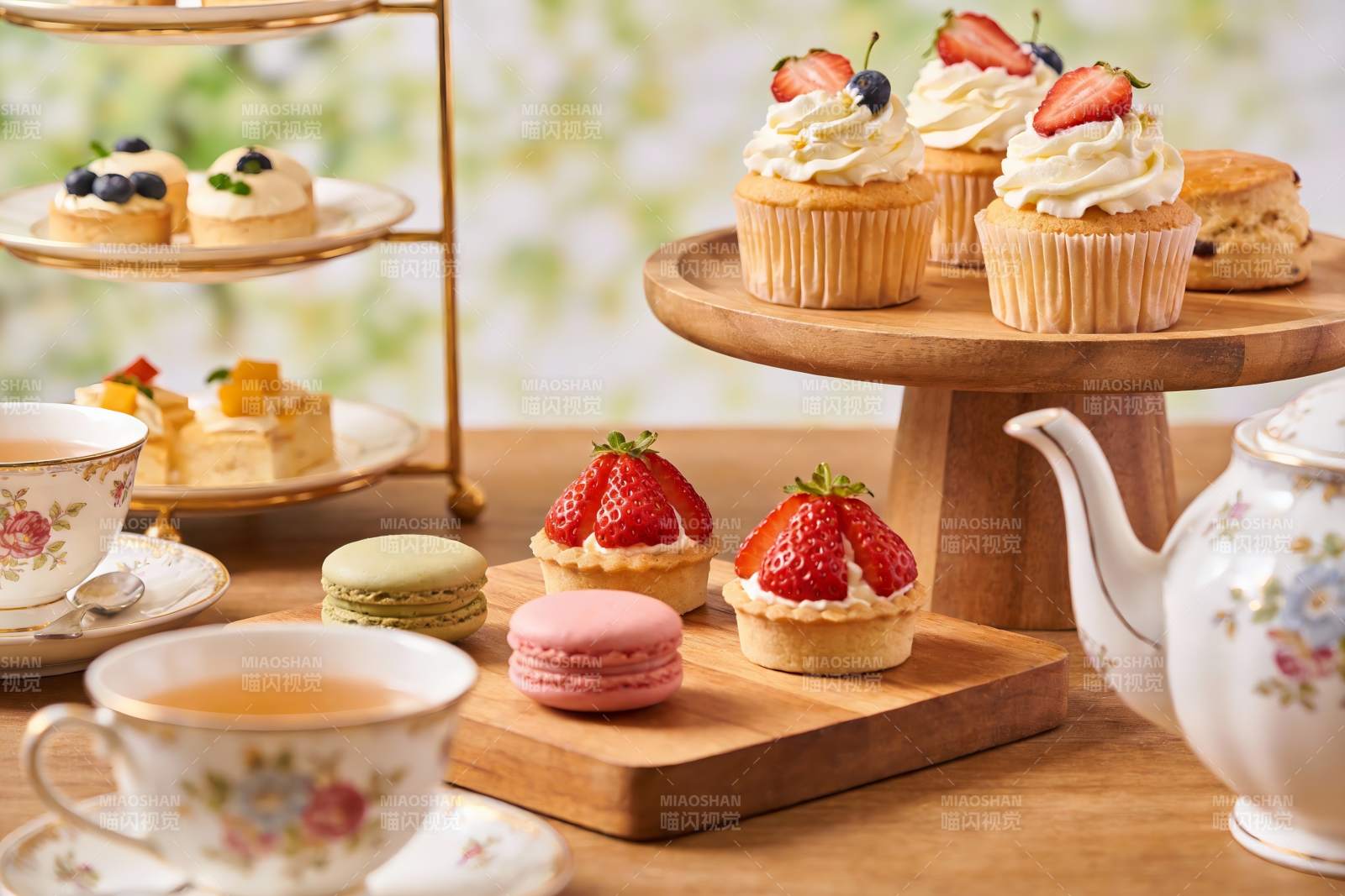 精致下午茶甜点与茶具摆盘图片