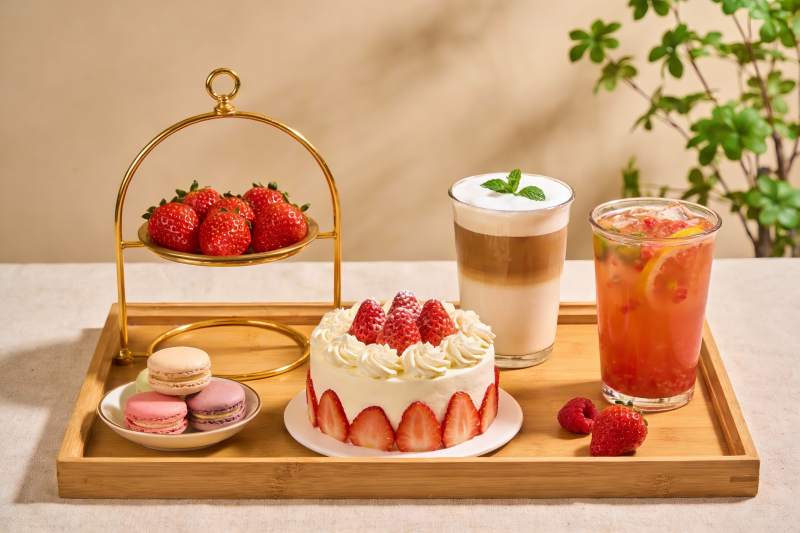 草莓甜品与饮品精美摆盘图片