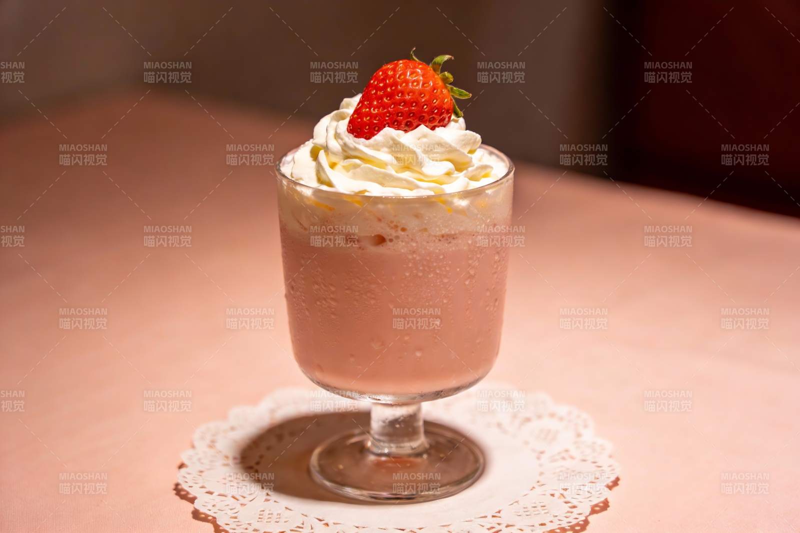 草莓奶油饮品特写图片