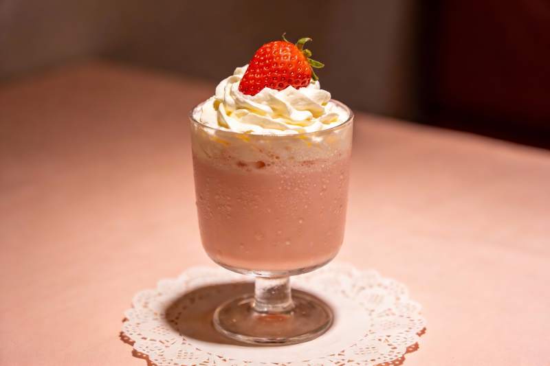 草莓奶油饮品特写图片