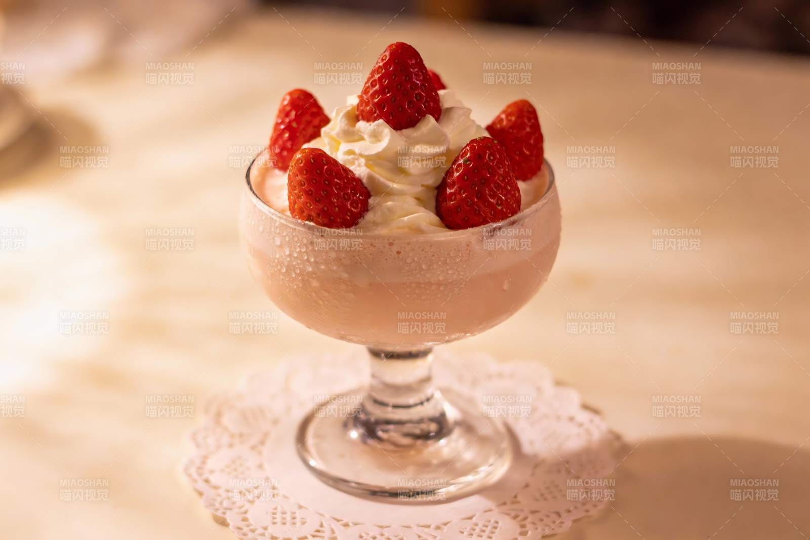 草莓奶油甜品特写图片
