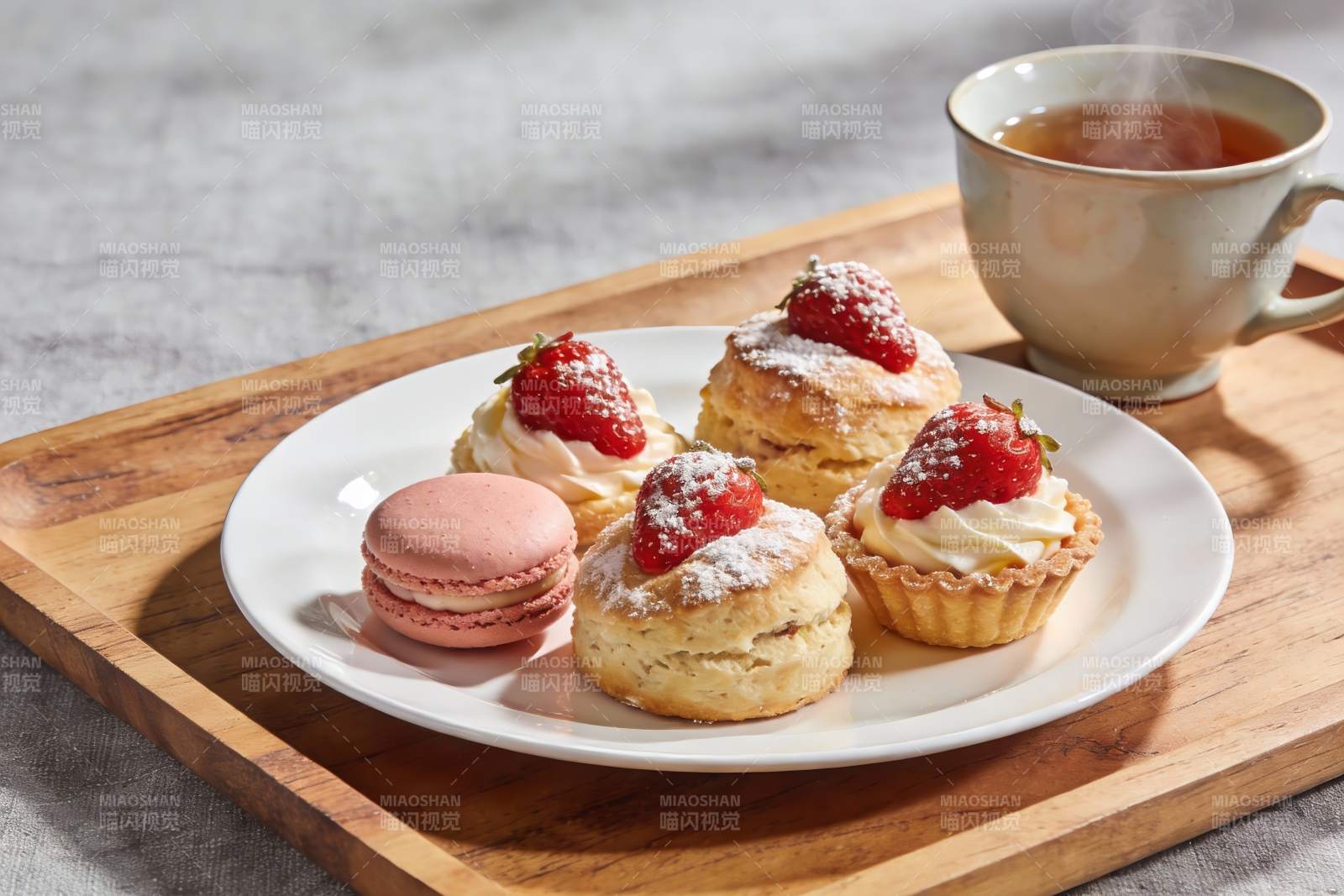 草莓甜点与热茶图片