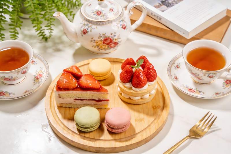 精致下午茶草莓甜点与红茶图片