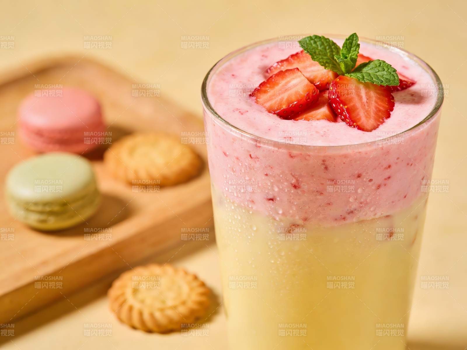 草莓奶昔搭配马卡龙与饼干图片