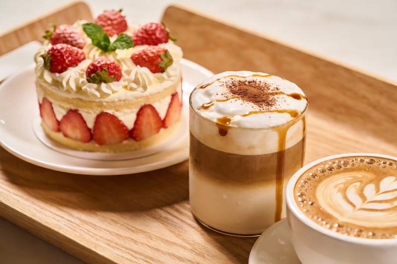 草莓蛋糕与咖啡饮品图片