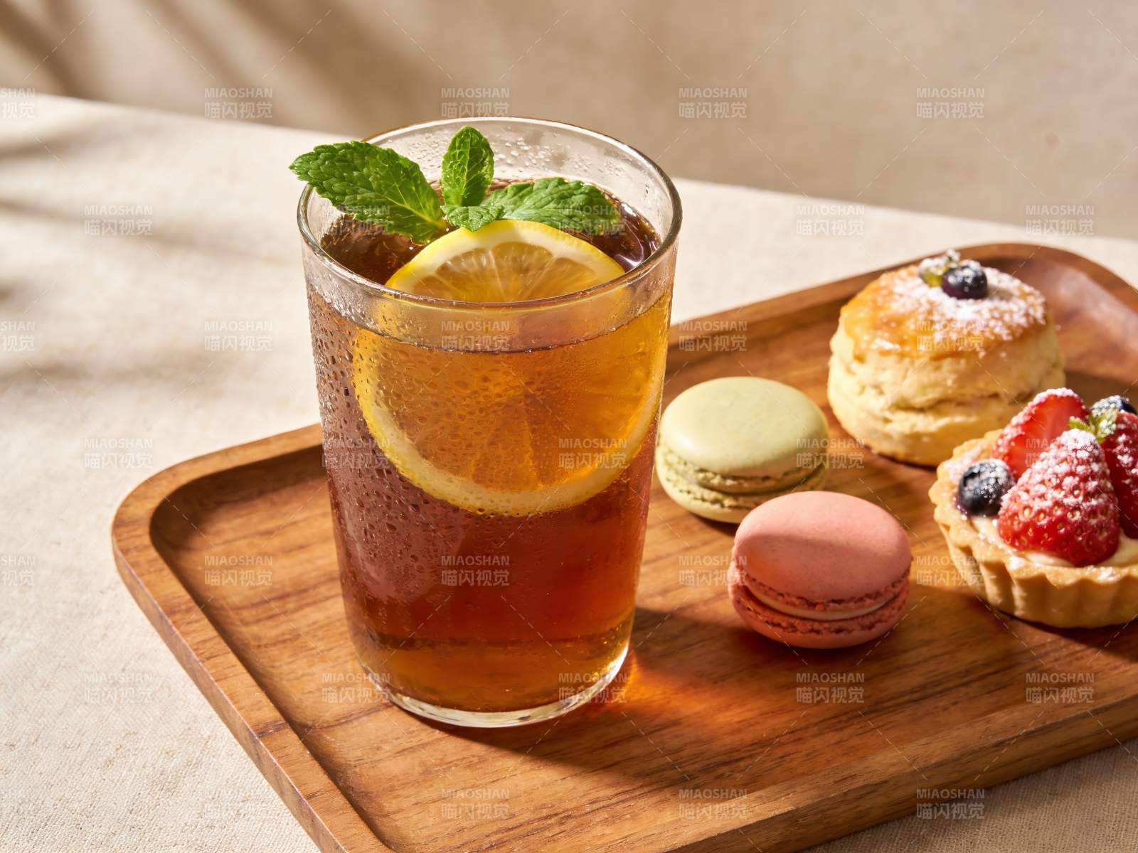冰茶与甜点摆盘图片