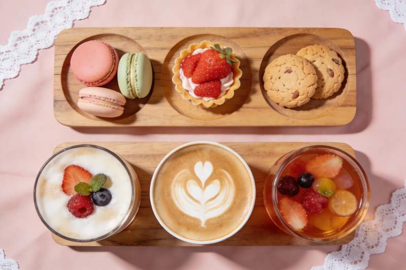 精致甜点与饮品摆盘图片