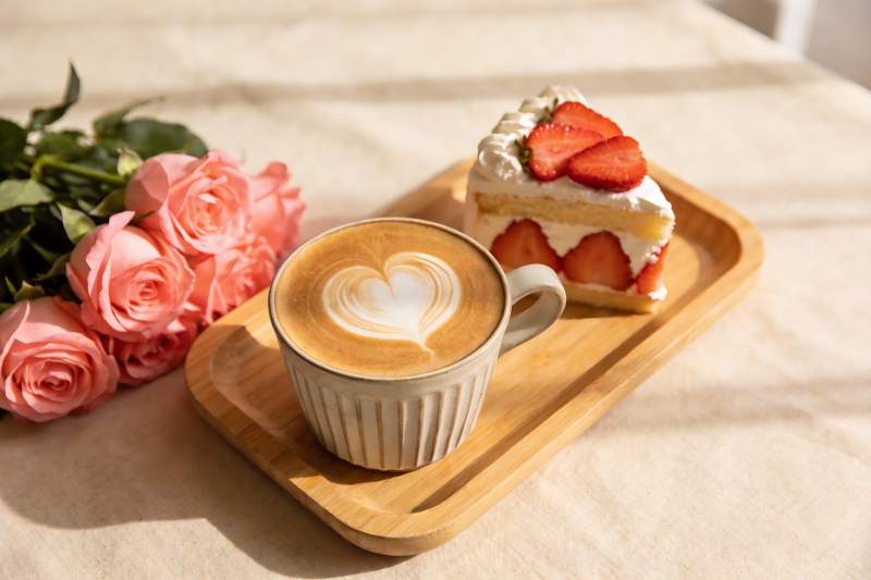 咖啡甜点与玫瑰花的温馨早餐图片