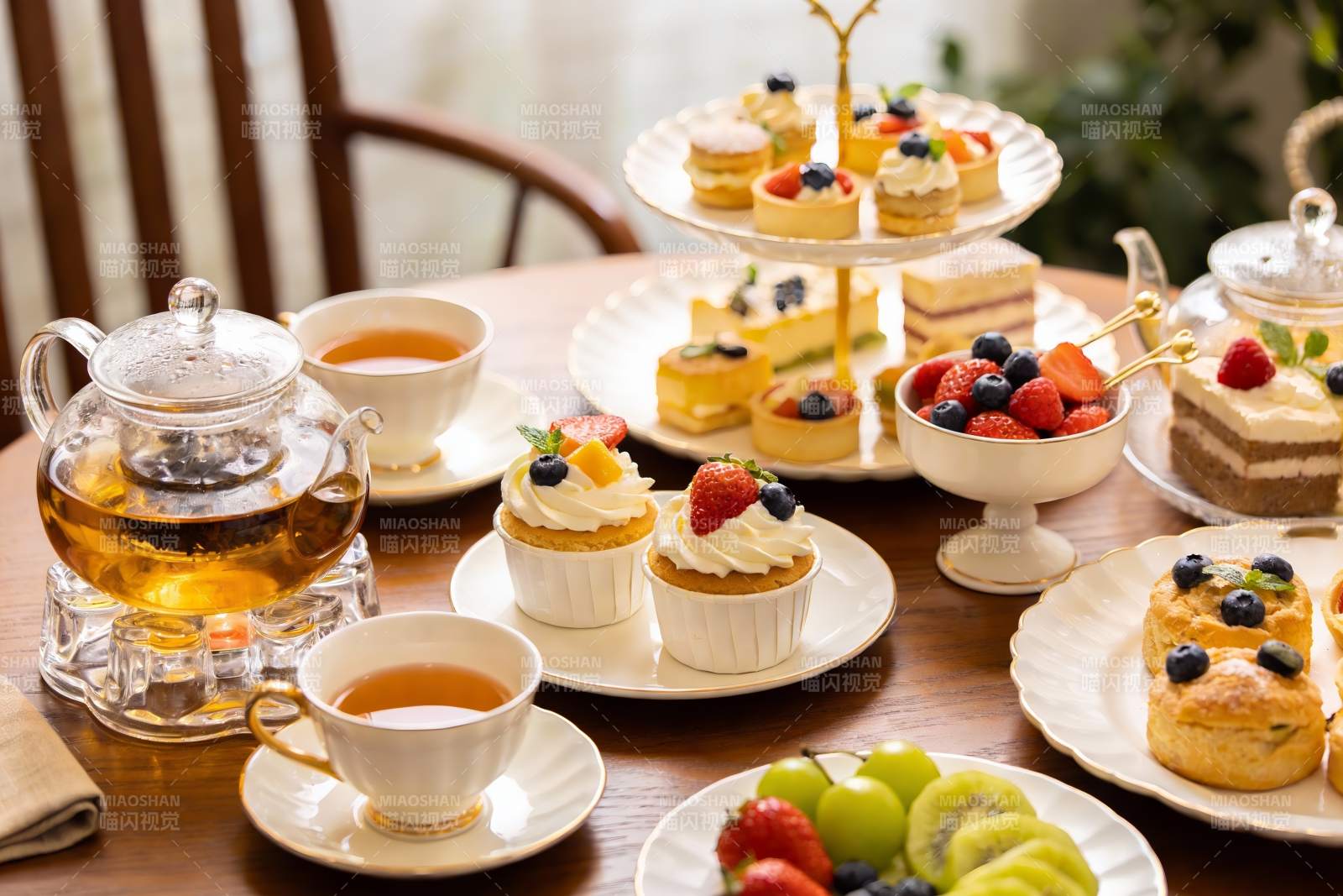 精致下午茶甜点与茶饮摆盘图片