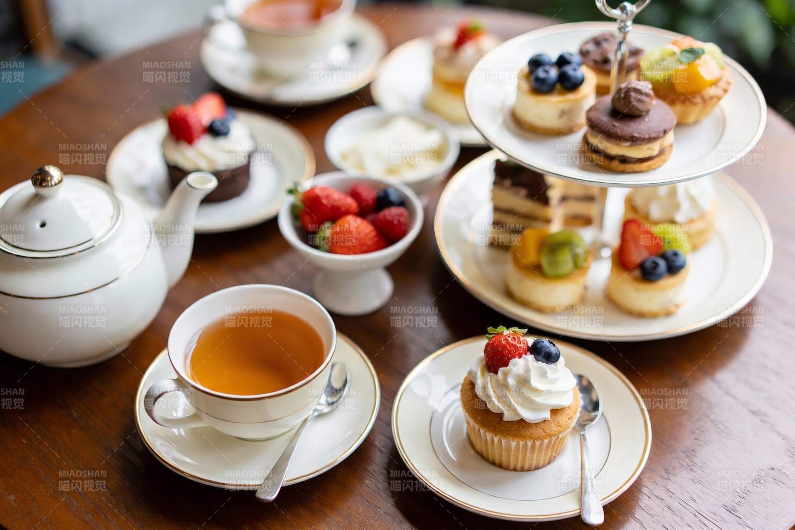 精致下午茶甜点与茶具摆盘图片
