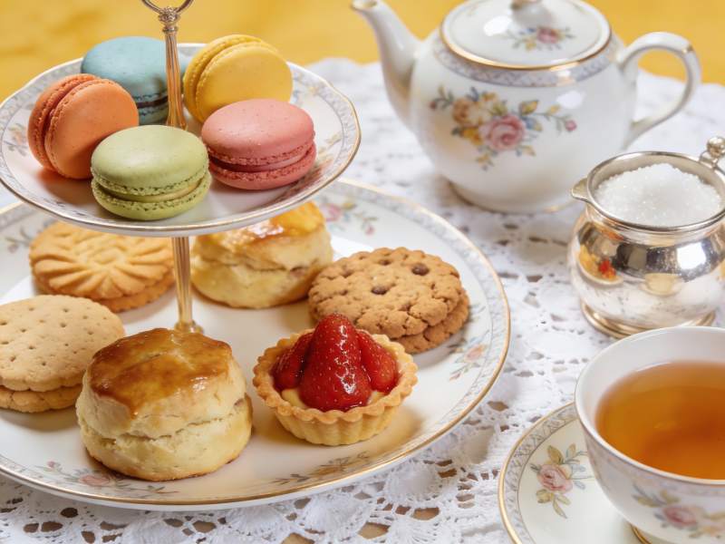 精致下午茶点心与茶具图片