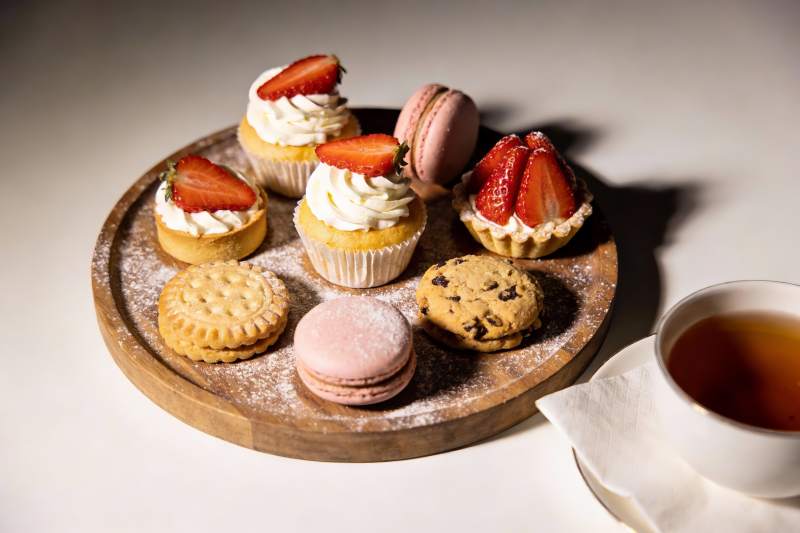 精致甜点与红茶摆盘图片