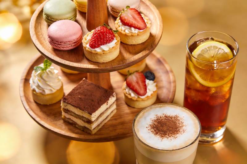 三层甜点架配饮品图片