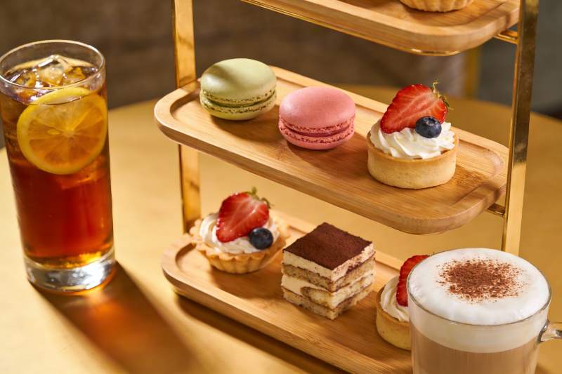 下午茶甜点与饮品精美摆盘图片