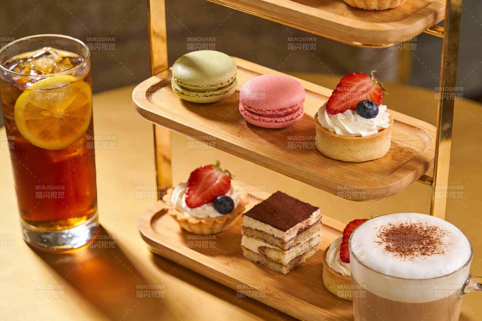下午茶甜点与饮品精美摆盘图片