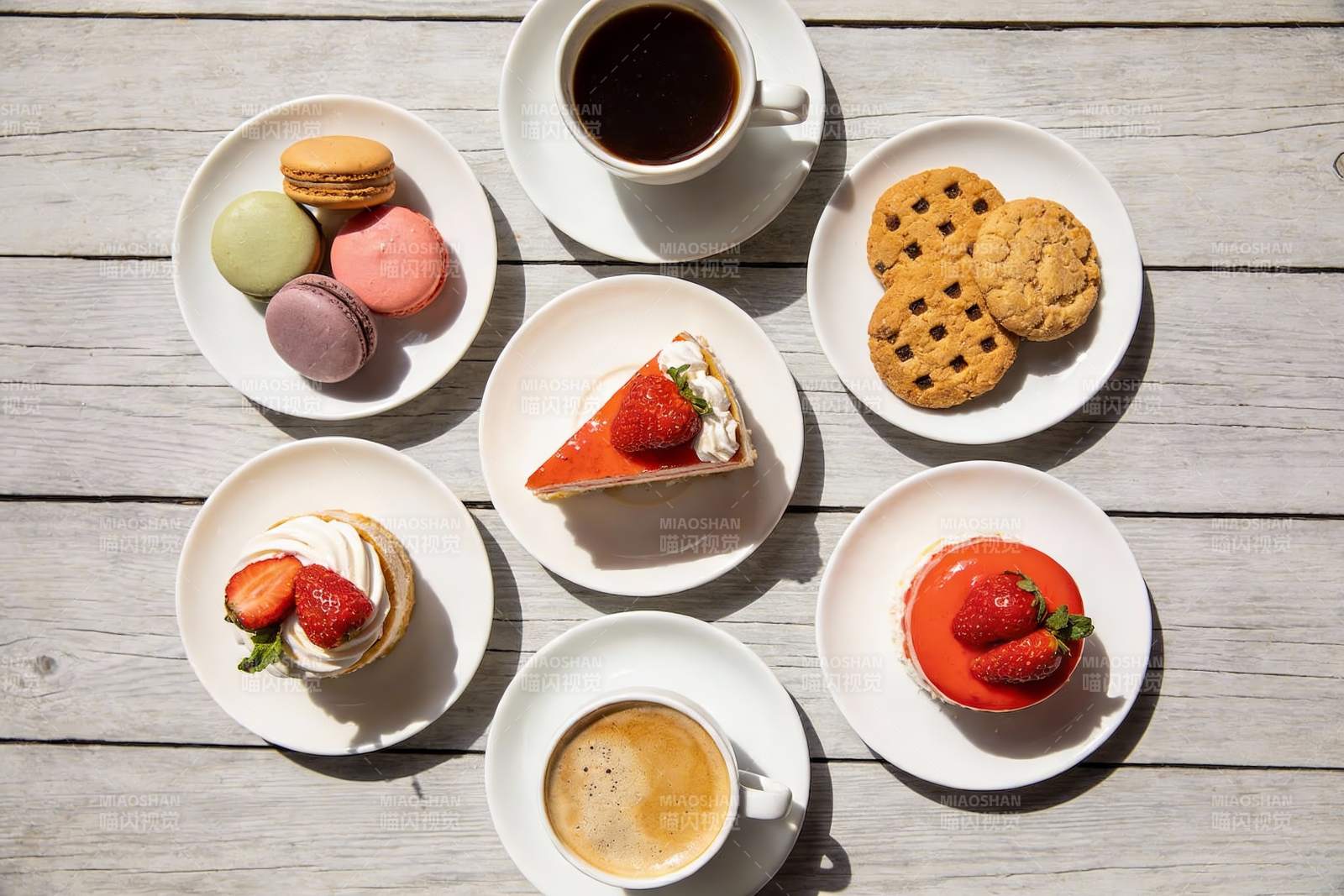 美味甜点与咖啡的静物摆拍图片