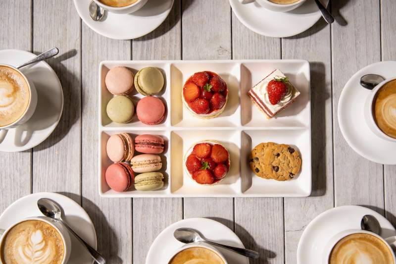 咖啡甜点拼盘俯拍图图片