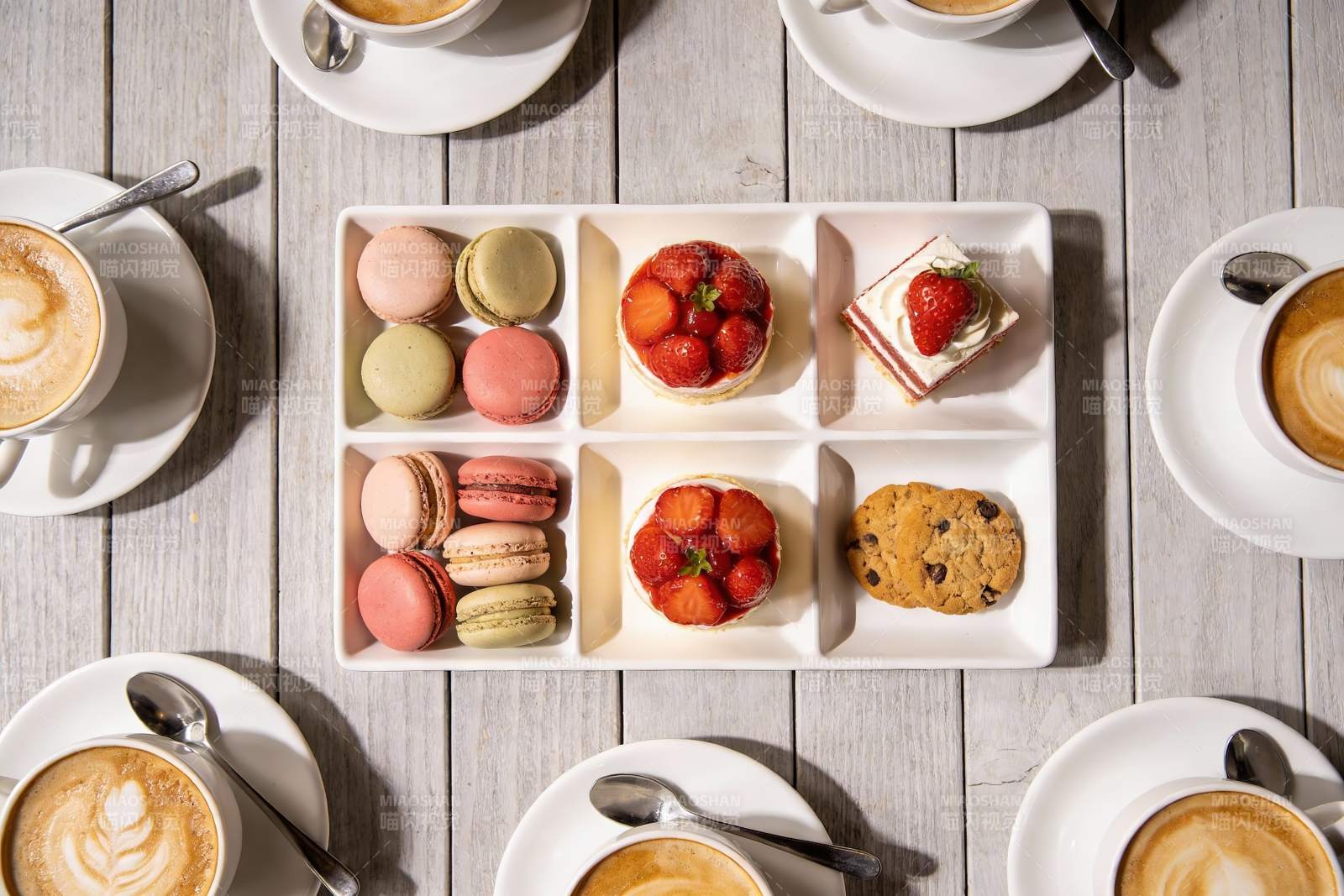 咖啡甜点拼盘俯拍图图片