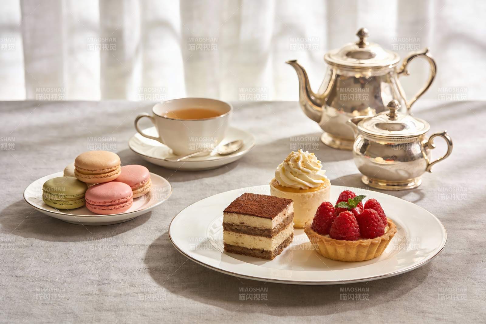 精致下午茶甜点与茶具摆拍图片