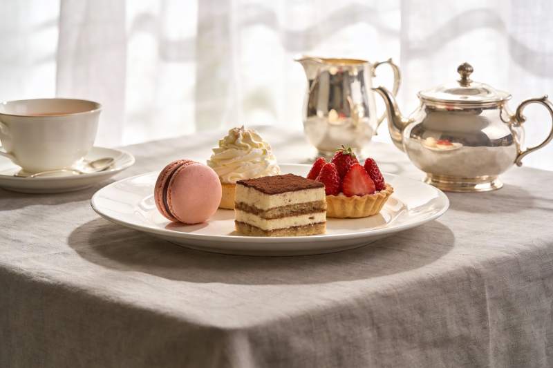 精致下午茶甜点与茶具摆盘图片