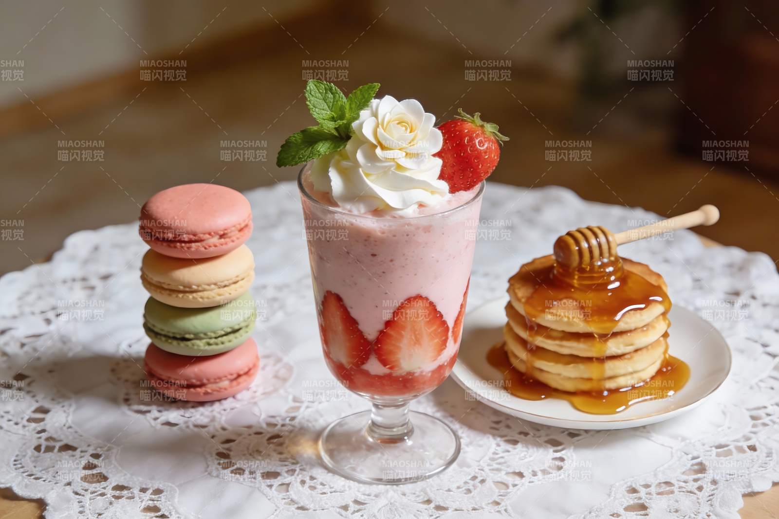 草莓甜品与马卡龙精美摆盘图片